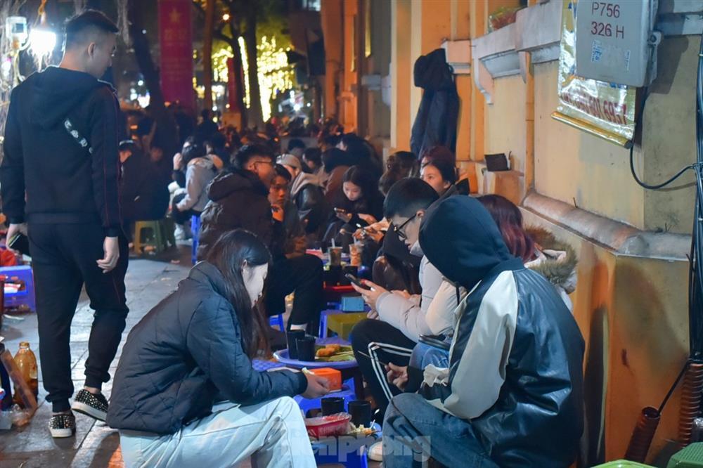 Rét 10 độ, giới trẻ Hà Nội xuống phố ăn kem, uống trà chanh thưởng thức tiết trời lạnh ngọt-13