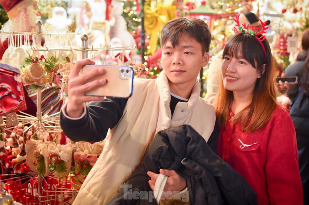 Rét 10 độ, giới trẻ Hà Nội xuống phố ăn kem, uống trà chanh thưởng thức tiết trời lạnh ngọt-3