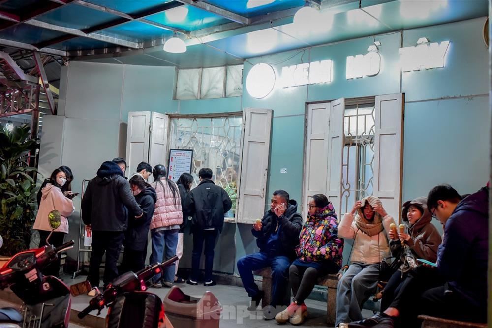 Rét 10 độ, giới trẻ Hà Nội xuống phố ăn kem, uống trà chanh thưởng thức tiết trời lạnh ngọt-4