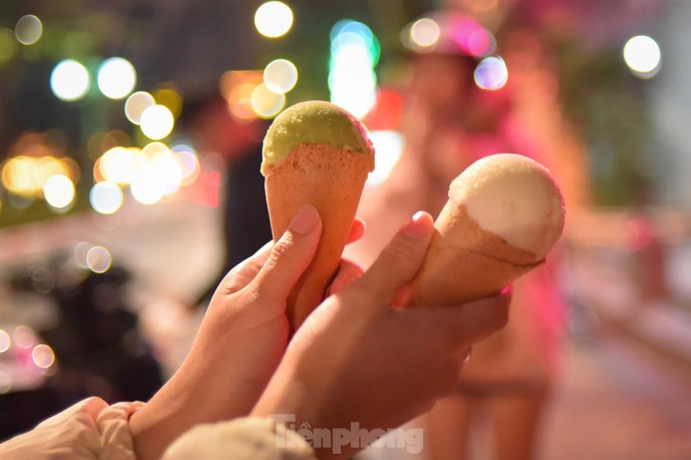 Rét 10 độ, giới trẻ Hà Nội xuống phố ăn kem, uống trà chanh thưởng thức tiết trời lạnh ngọt-5