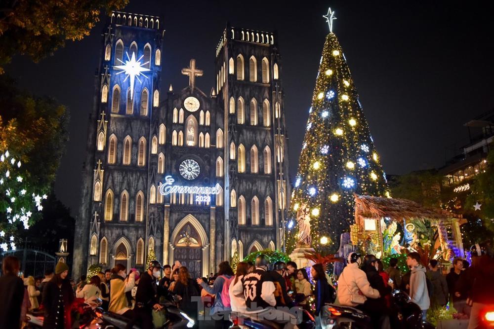 Rét 10 độ, giới trẻ Hà Nội xuống phố ăn kem, uống trà chanh thưởng thức tiết trời lạnh ngọt-6