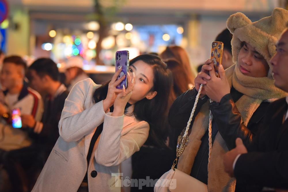 Rét 10 độ, giới trẻ Hà Nội xuống phố ăn kem, uống trà chanh thưởng thức tiết trời lạnh ngọt-7