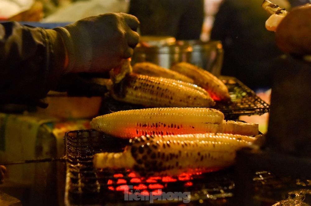 Rét 10 độ, giới trẻ Hà Nội xuống phố ăn kem, uống trà chanh thưởng thức tiết trời lạnh ngọt-14