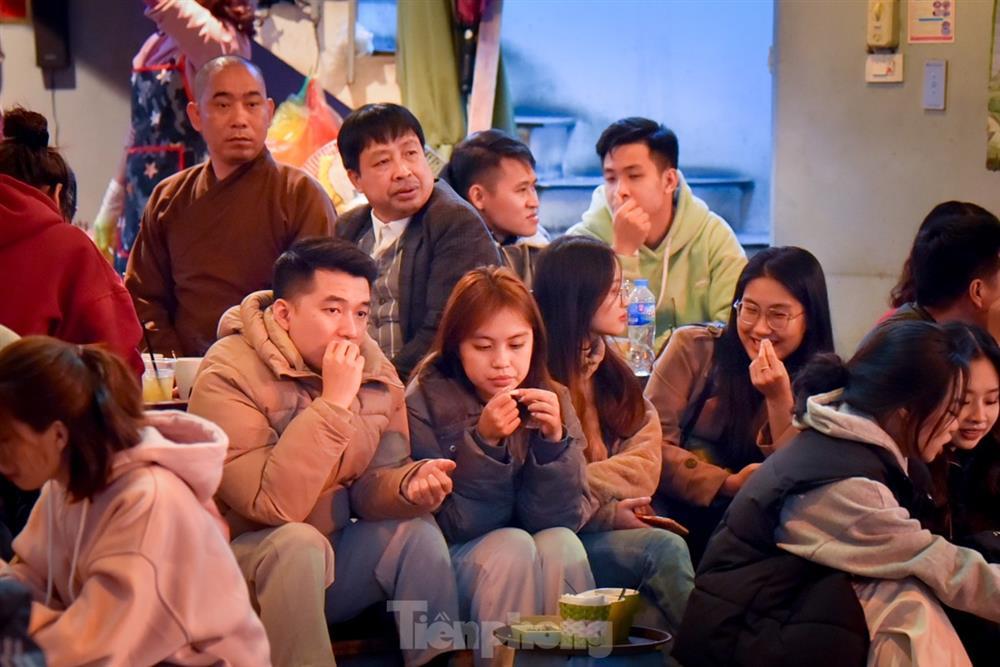 Rét 10 độ, giới trẻ Hà Nội xuống phố ăn kem, uống trà chanh thưởng thức tiết trời lạnh ngọt-15