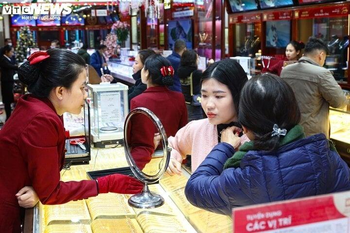 Giá vàng liên tục xô đổ kỷ lục thế nào?-1