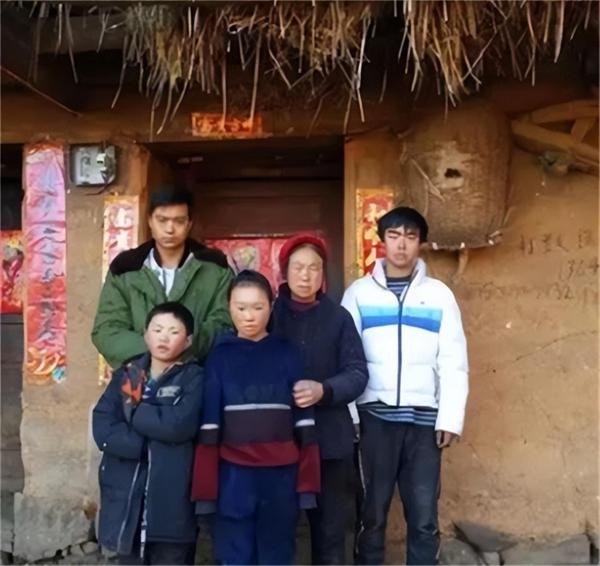 Cuộc sống hiện tại gây bất ngờ của cậu bé băng tuyết sau 5 năm gây bão toàn cầu-3