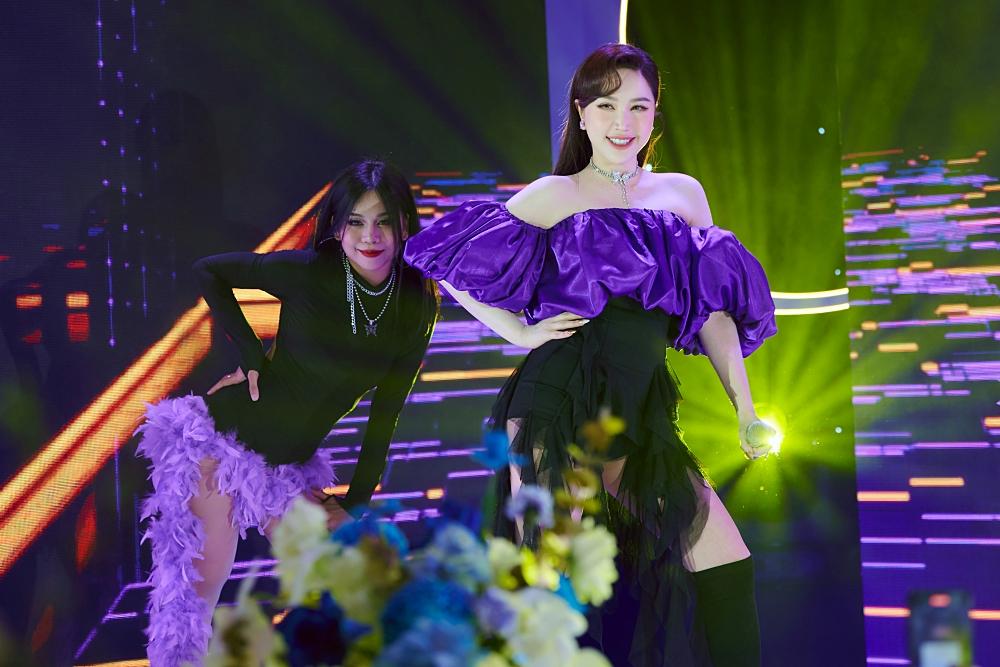 Văn Mai Hương mặc áo hai dây, cực slay khi hát trong thời tiết lạnh Hà Nội-5