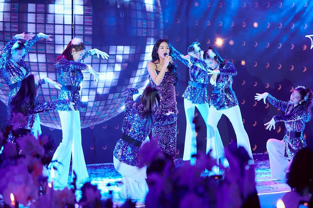 Văn Mai Hương mặc áo hai dây, cực slay khi hát trong thời tiết lạnh Hà Nội-2