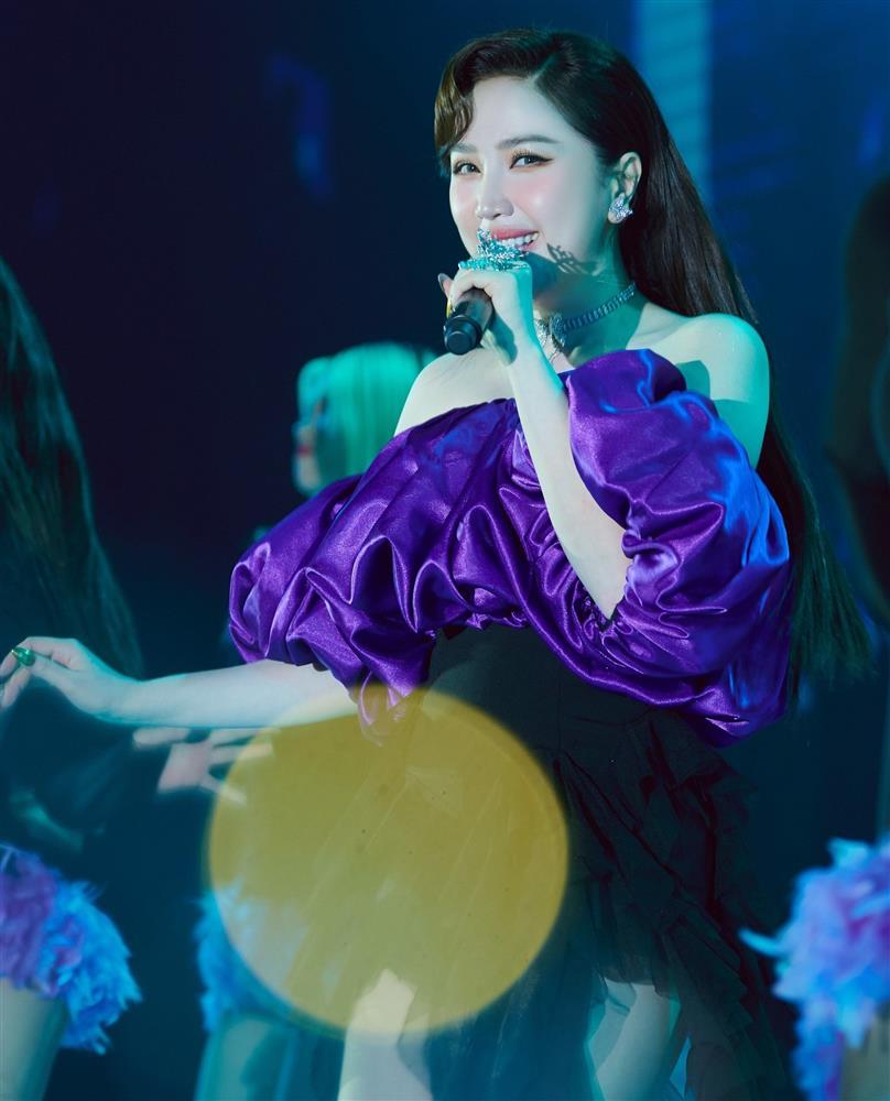 Văn Mai Hương mặc áo hai dây, cực slay khi hát trong thời tiết lạnh Hà Nội-6