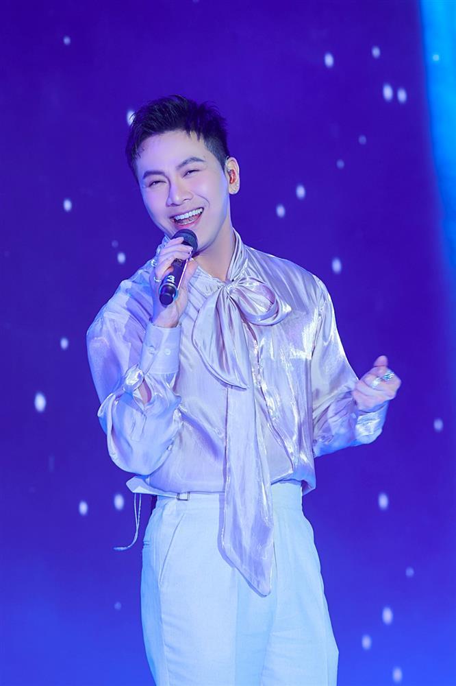 Văn Mai Hương mặc áo hai dây, cực slay khi hát trong thời tiết lạnh Hà Nội-7