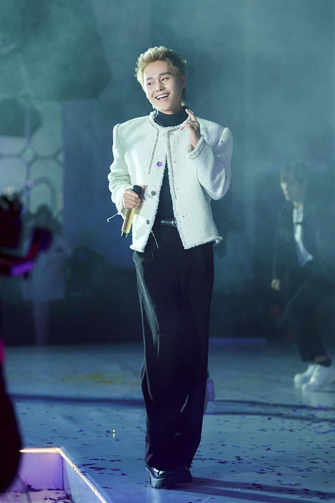 Văn Mai Hương mặc áo hai dây, cực slay khi hát trong thời tiết lạnh Hà Nội-8