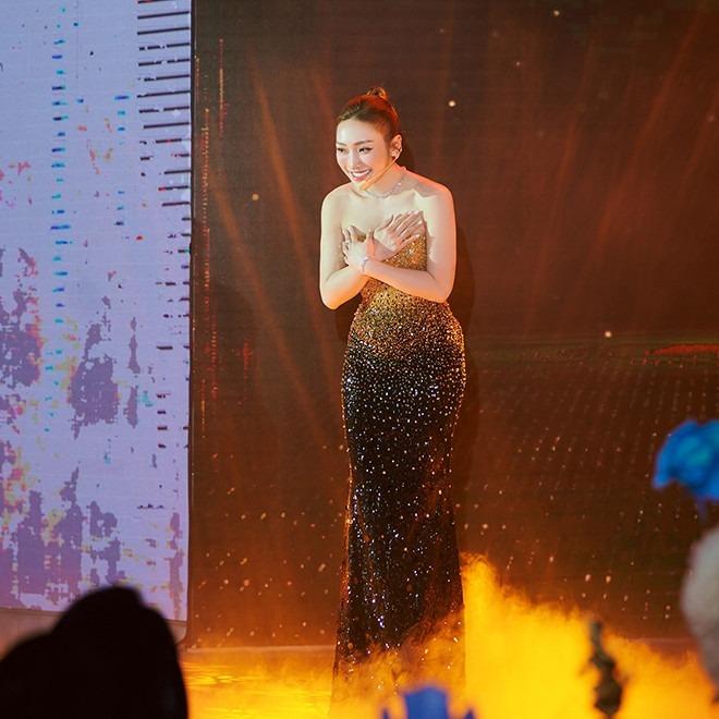 Văn Mai Hương mặc áo hai dây, cực slay khi hát trong thời tiết lạnh Hà Nội-11