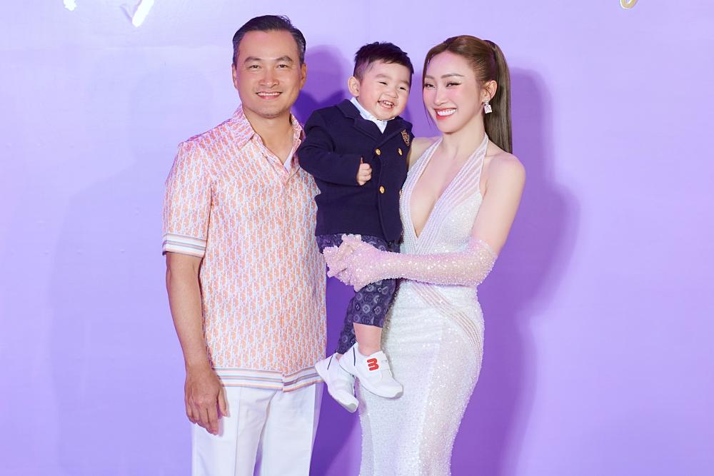 Văn Mai Hương mặc áo hai dây, cực slay khi hát trong thời tiết lạnh Hà Nội-12