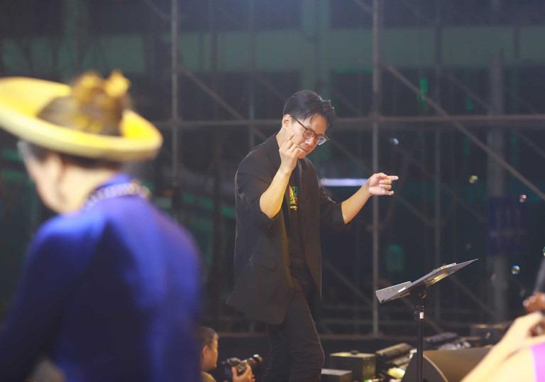 Nhạc sĩ Huy Tuấn công khai khóa môi vợ kém 14 tuổi trước 50.000 người-1