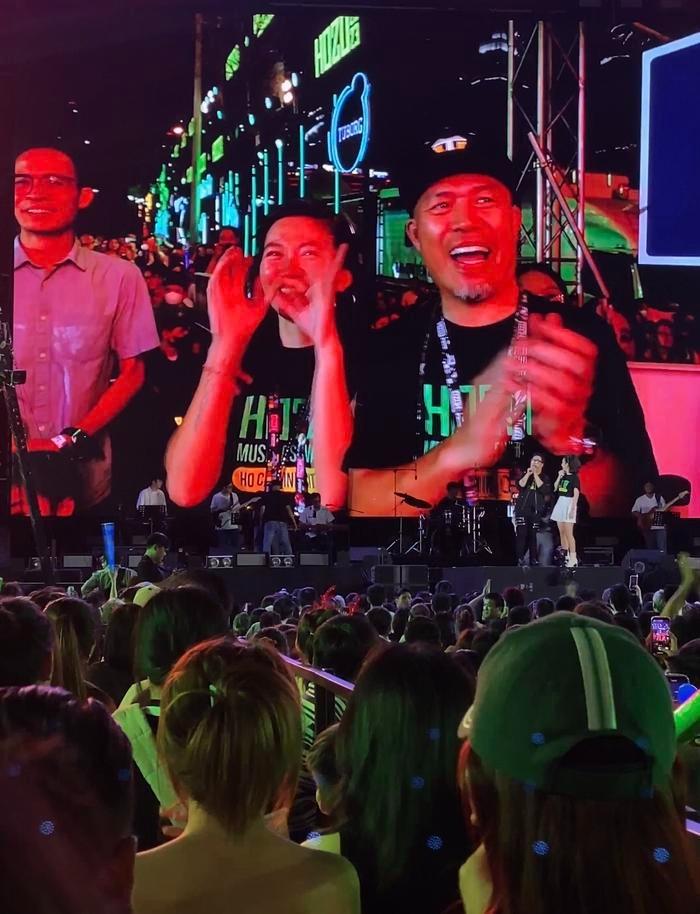 Nhạc sĩ Huy Tuấn công khai khóa môi vợ kém 14 tuổi trước 50.000 người-2