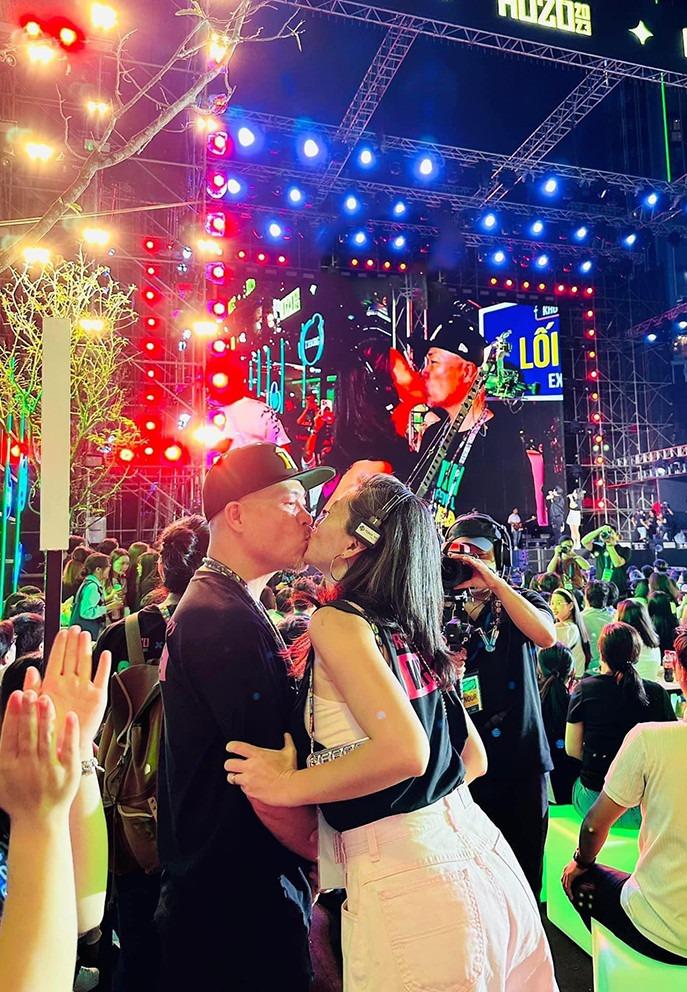 Nhạc sĩ Huy Tuấn công khai khóa môi vợ kém 14 tuổi trước 50.000 người-5