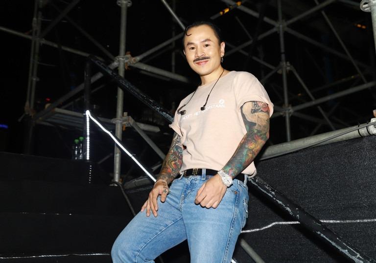 Nhạc sĩ Huy Tuấn công khai khóa môi vợ kém 14 tuổi trước 50.000 người-7