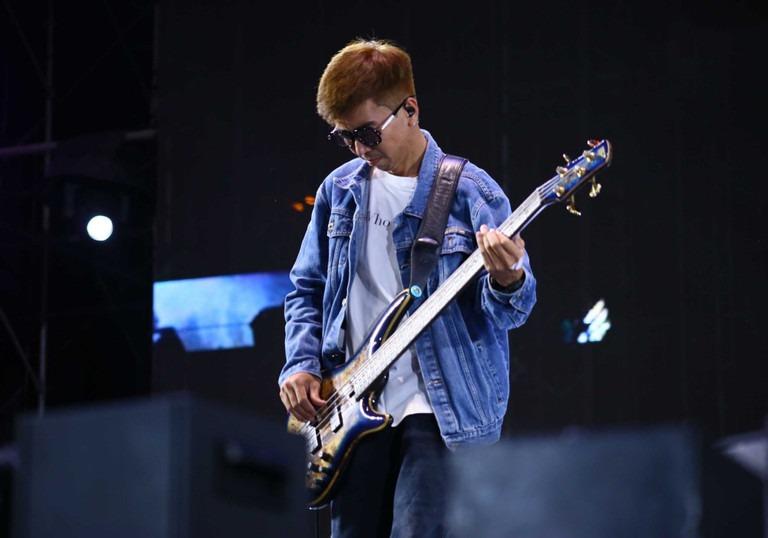 Nhạc sĩ Huy Tuấn công khai khóa môi vợ kém 14 tuổi trước 50.000 người-8