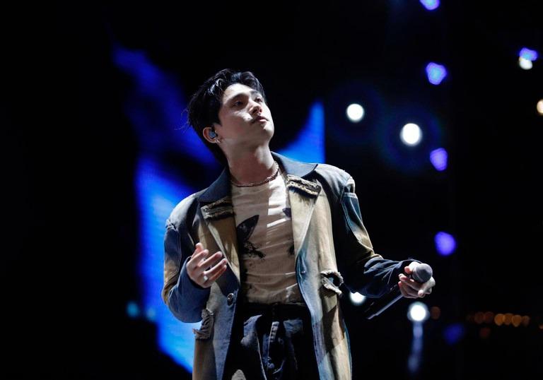 Nhạc sĩ Huy Tuấn công khai khóa môi vợ kém 14 tuổi trước 50.000 người-9