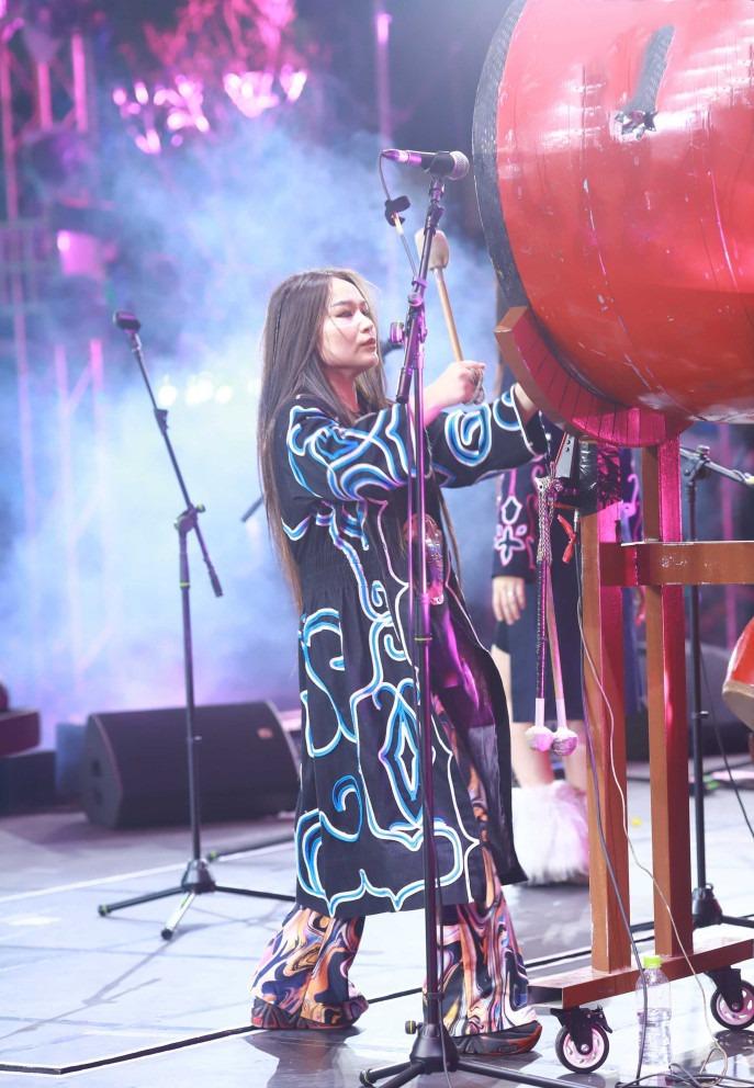 Nhạc sĩ Huy Tuấn công khai khóa môi vợ kém 14 tuổi trước 50.000 người-11