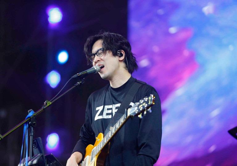 Nhạc sĩ Huy Tuấn công khai khóa môi vợ kém 14 tuổi trước 50.000 người-12