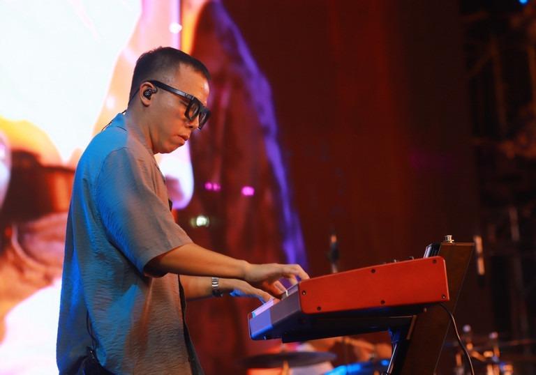 Nhạc sĩ Huy Tuấn công khai khóa môi vợ kém 14 tuổi trước 50.000 người-14