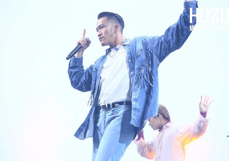 Nhạc sĩ Huy Tuấn công khai khóa môi vợ kém 14 tuổi trước 50.000 người-13