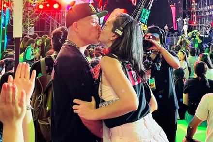 Nhạc sĩ Huy Tuấn công khai 'khóa môi' vợ kém 14 tuổi trước 50.000 người