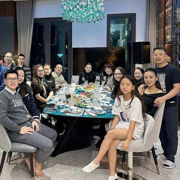 Shark Bình và con riêng được Phương Oanh chiều chuộng sau khi kết hôn như thế nào?-3