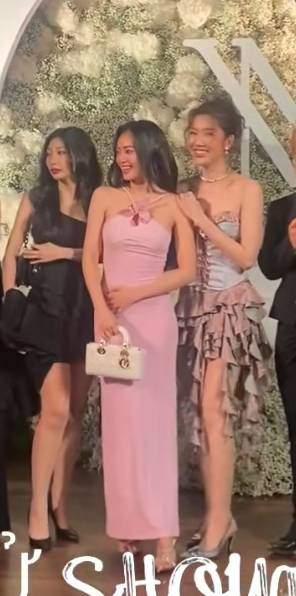 Ninh Dương Lan Ngọc diện đầm dính da đi ăn cưới, khoe rõ body thần Vệ Nữ-2