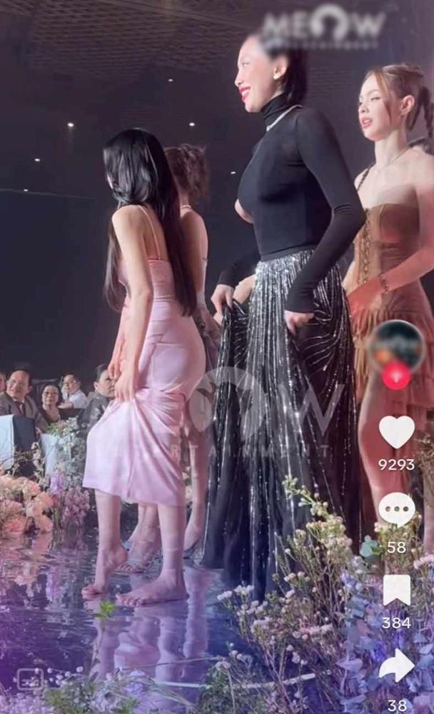 Ninh Dương Lan Ngọc diện đầm dính da đi ăn cưới, khoe rõ body thần Vệ Nữ-3
