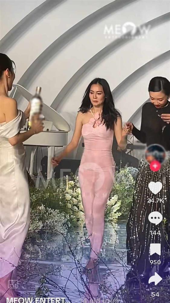 Ninh Dương Lan Ngọc diện đầm dính da đi ăn cưới, khoe rõ body thần Vệ Nữ-4