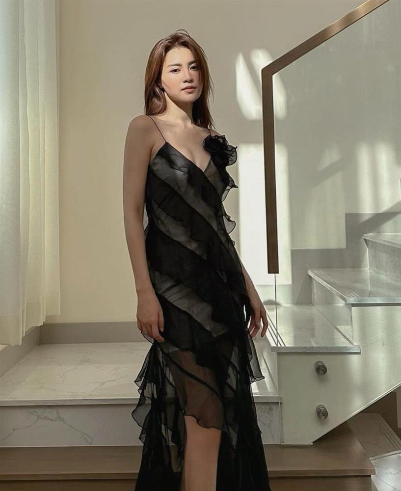 Ninh Dương Lan Ngọc diện đầm dính da đi ăn cưới, khoe rõ body thần Vệ Nữ-5