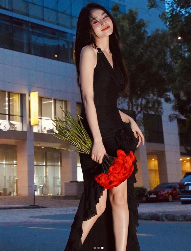 Ninh Dương Lan Ngọc diện đầm dính da đi ăn cưới, khoe rõ body thần Vệ Nữ-6