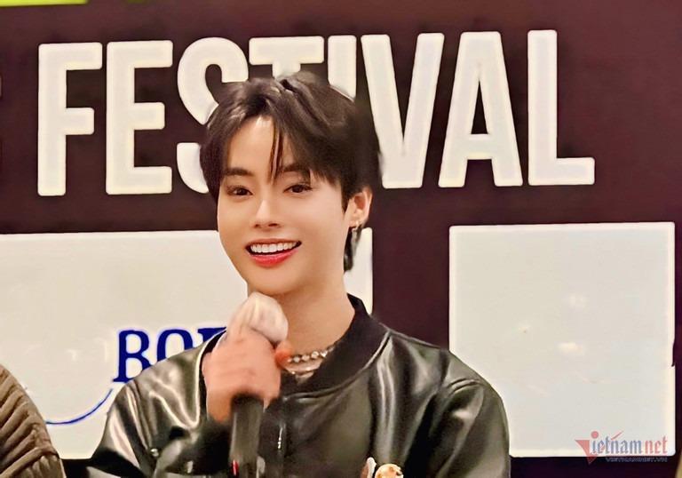 Hanbin của nhóm nhạc Hàn Quốc tự hào khi trở về quê nhà Việt Nam hát-2