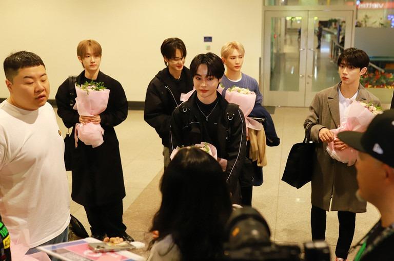 Hanbin của nhóm nhạc Hàn Quốc tự hào khi trở về quê nhà Việt Nam hát-3