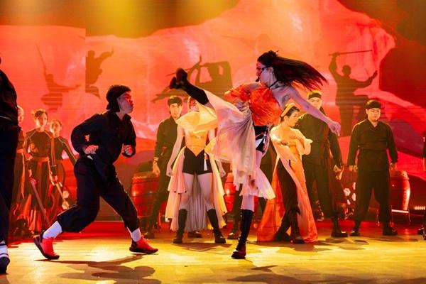 Khán giả thót tim khi Lynk Lee rơi từ độ cao 2,5m tại Đạp gió bản Việt-3