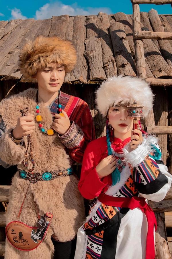 Sa Pa treo bảng khuyến cáo du khách không mặc trang phục Mông Cổ chụp ảnh-2