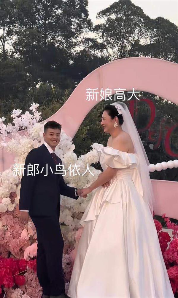 Đám cưới gây sốt bởi cô dâu khổng lồ, chú rể tí hon-1