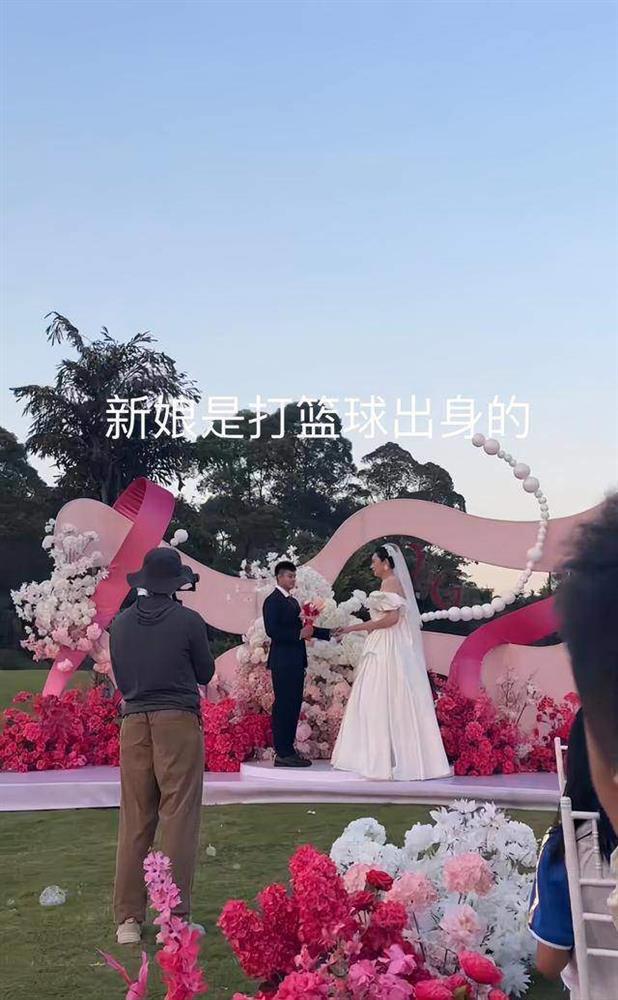 Đám cưới gây sốt bởi cô dâu khổng lồ, chú rể tí hon-2