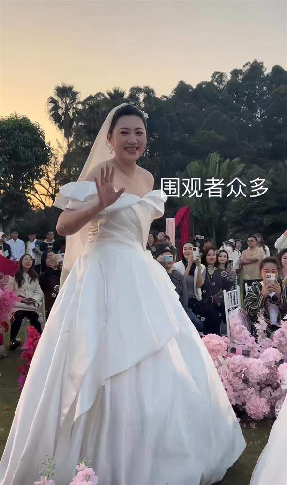 Đám cưới gây sốt bởi cô dâu khổng lồ, chú rể tí hon-3