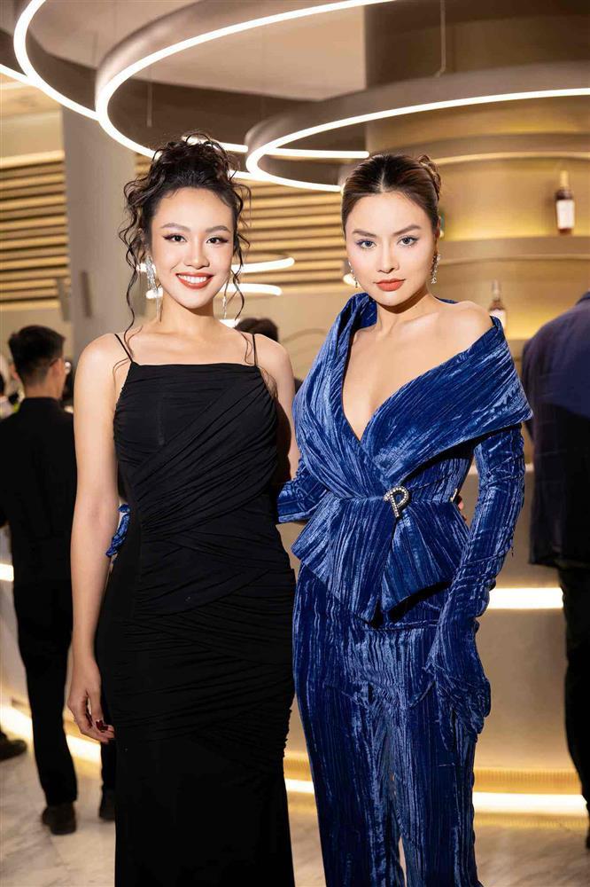 Vũ Thu Phương U40 body vẫn nóng bỏng, chăm diện áo trễ nải khoe thềm ngực đầy-3