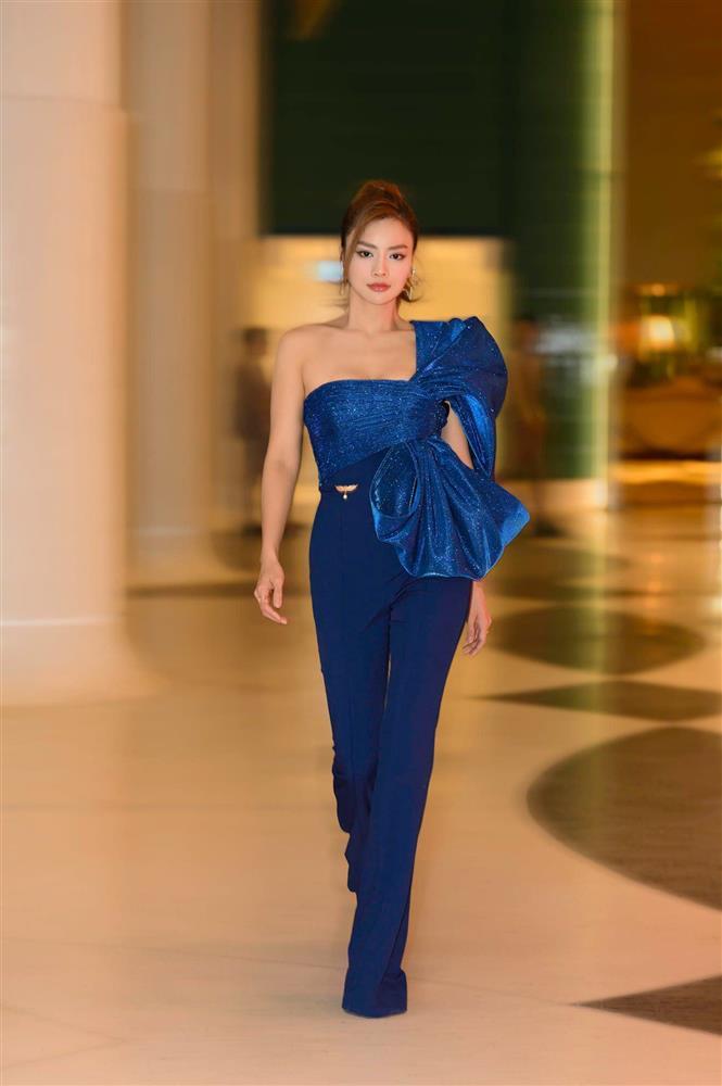 Vũ Thu Phương U40 body vẫn nóng bỏng, chăm diện áo trễ nải khoe thềm ngực đầy-4