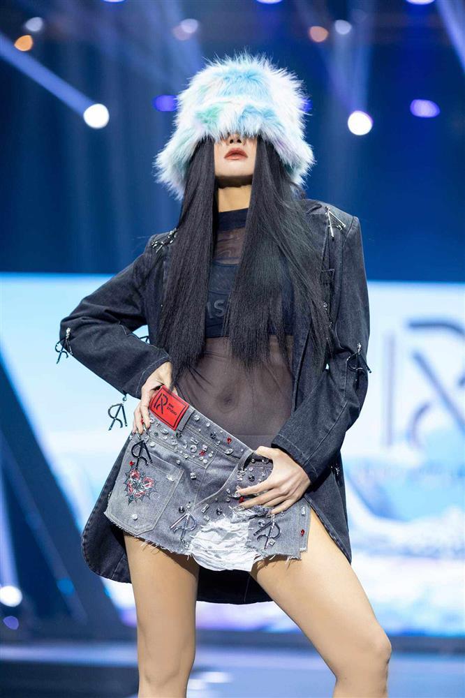 Vũ Thu Phương U40 body vẫn nóng bỏng, chăm diện áo trễ nải khoe thềm ngực đầy-7