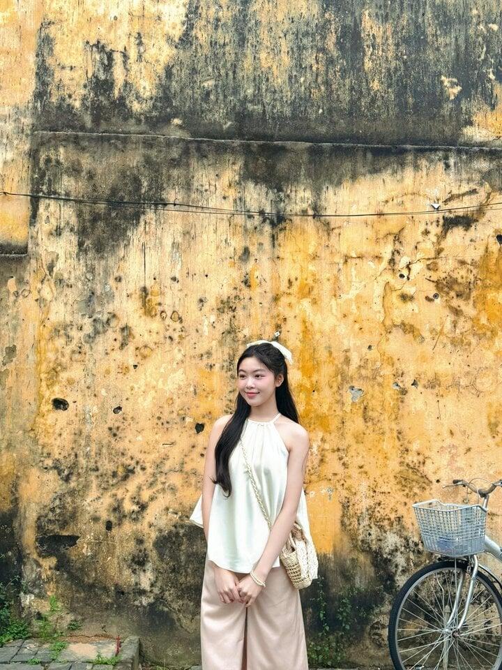 Ái nữ nhà Quyền Linh khoe vẻ đẹp chuẩn hoa hậu khi đi du lịch Hội An-3