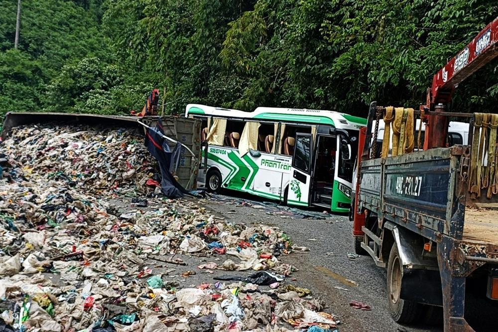 Xe chở du khách nước ngoài gặp nạn ở đèo Bảo Lộc-1