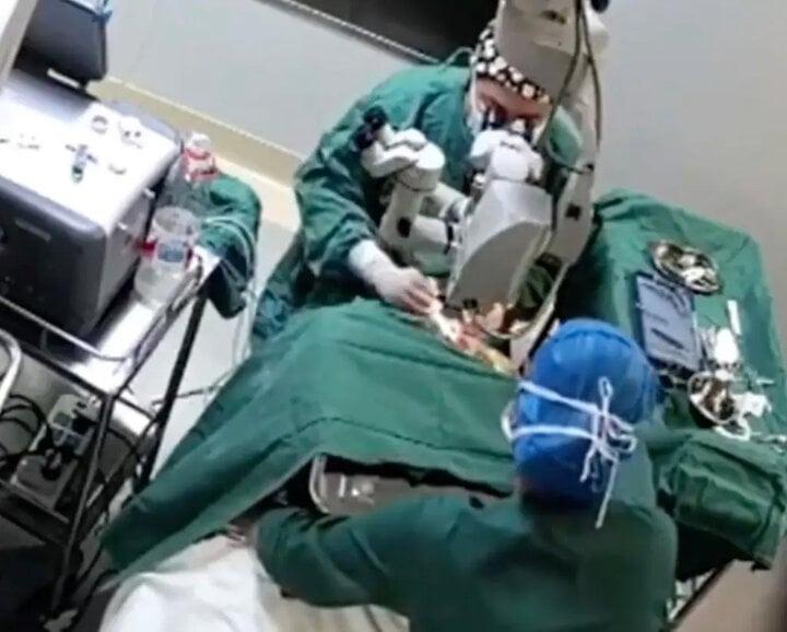 Đang phẫu thuật mắt, bác sĩ đấm liên tiếp vào đầu bệnh nhân-1