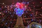 Mô hình tháp Eiffel khổng lồ thu hút du khách dịp Giáng Sinh ở Ấn Độ