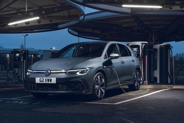 Lễ tân bị đuổi việc vì sạc ké ô tô điện ở công ty và cái kết được bồi thường gần 220 triệu đồng-2