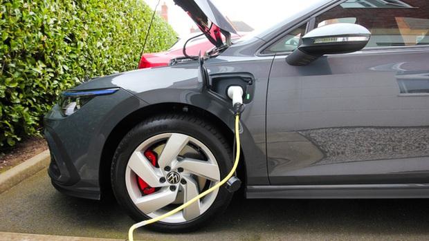 Lễ tân bị đuổi việc vì sạc ké ô tô điện ở công ty và cái kết được bồi thường gần 220 triệu đồng-1